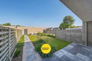 Op een rustige locatie, op wandel- en fietsafstand van het centrum van Oudenburg, wacht deze verrassend ruime en energiezuinige bel-etagewoning (2011) op haar nieuwe bewoners. Met een bewoonbare oppervlakte van maar liefst 183 m², een hoogwaardige afwerking en een prachtig aangelegde onderhoudsvriendelijke tuin, is dit een woning waar u meteen kunt intrekken.<br /><br />De volledige woning werd afgewerkt met vliesbehang en professioneel geschilderd, wat zorgt voor een strakke, tijdloze uitstraling en een instapklaar geheel.<br /><br />De gelijkvloerse verdieping verwelkomt u met een verzorgde inkomhal met vestiaire. Achteraan bevindt zich de uitzonderlijk ruime inpandige garage, die niet alleen plaats biedt aan meerdere wagens en fietsen, maar ook perfect kan dienen als hobbyruimte, atelier of recreatieruimte. Daarnaast vindt u hier nog een wasplaats en extra bergruimte.<br /><br />Op de eerste verdieping geniet u van een lichtrijke leefruimte met directe toegang tot het terras. De stijlvolle Diapal-keuken is volledig uitgerust met kwalitatieve toestellen en vormt samen met de eetplaats het hart van de woning. Een apart gastentoilet en een praktische berging vervolledigen deze verdieping.<br /><br />De tweede verdieping beschikt over drie comfortabele slaapkamers en een complete badkamer met ligbad, douche, toilet en wastafelmeubel. De geïsoleerde zolder zorgt bovendien voor extra opbergruimte.<br /><br />De fraai aangelegde tuin is een echte meerwaarde: onderhoudsvriendelijk, perfect verzorgd en voorzien van twee gezellige terrassen waar u op elk moment van de dag van de zon kunt genieten. Achteraan is bovendien een extra garage bereikbaar via de tuin, die optioneel kan worden aangekocht.<br /><br />Een instapklare woning waar ruimte, kwaliteit en een uitstekende ligging perfect samenkomen.<br /><br />📞 Interesse? Bel ons vandaag nog op 059/250 590 en ontdek deze prachtige woning tijdens een bezoek!