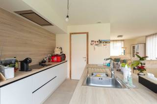 Deze <strong>moderne nieuwbouwwoning</strong> is rustig gelegen in een doodlopende straat in Roeselare, met toch een uitstekende bereikbaarheid nabij winkels, scholen en andere voorzieningen.<br />Bij het binnenkomen word je verwelkomd in de inkomhal met gastentoilet. De ruime en lichtrijke leefruimte sluit naadloos aan op de open, volledig uitgeruste keuken met alle hedendaagse toestellen (spoelbak, kookplaat, dampkap, koelkast, oven en vaatwasser). Aansluitend is er een praktische berging.<br /><br />Op de eerste verdieping bevinden zich <strong>drie volwaardige slaapkamers</strong> en een stijlvolle badkamer met ligbad, inloopdouche, dubbele lavabo en een apart toilet.<br />Naast de woning is er een oprit die toegang geeft tot de<strong> zonnige tuin met terras en tuinberging</strong> – ideaal om in alle rust te genieten.<br /><br />De woning is uitgerust met zonnepanelen en wordt verwarmd op aardgas, wat bijdraagt aan een energiezuinig wooncomfort.<br /><br />Troeven:<br />Nieuwbouwwoning<br />3 slaapkamers<br />Oprit<br />Zonnepanelen<br /><br />Bij interesse bel ons op het nummer 051/62 40 40