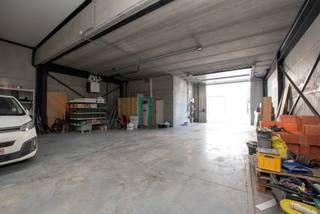 Nieuwbouw KMO-unit in de nieuwe ontwikkeling 't Saspark. Vlot bereikbaar dankzij de ligging op amper +/- 2 km van de Gentseweg (N43) en op +/- 9...