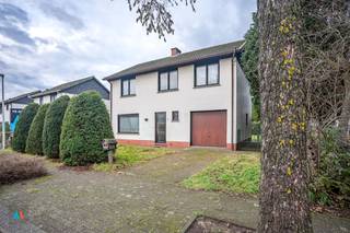 <strong>Vrijstaande gezinswoning met 4 slaapkamers in het centrum van Essen</strong><br />Deze vrijstaande woning in de Alfons Tirelirenstraat is rustig gelegen en toch op wandelafstand van het centrum van Essen, scholen, winkels, horeca en openbaar vervoer. Het treinstation van Essen bevindt zich op ca. 1 km en biedt vlotte verbindingen naar Antwerpen en Roosendaal.<br /><br /><strong>Indeling</strong><br />De woning, daterend van 1984, is gelegen op een perceel van 521 m² en beschikt over een bewoonbare oppervlakte van ca. 155 m². Op het gelijkvloers vindt u een inkomhal, toilet, woonkamer met zicht op de tuin, keuken en inpandige garage. De verdieping telt vier volwaardige slaapkamers en een badkamer. De zolder biedt mogelijks extra opbergruimte. De woning heeft een EPC-label F, 532 kWh/(m² jaar), waardoor de renovatieverplichting van toepassing is.<br /><br />De volledig omheinde tuin met tuinberging zorgt voor rust en privacy. Hoewel de woning renovatie vraagt, biedt ze een stevige basis en tal van mogelijkheden om ze volledig naar eigen smaak in te richten.<br /><br /><strong>Troeven</strong><br /><span>✓</span> Vrijstaande woning <br /><span>✓</span> 4 volwaardige slaapkamers<br /><span>✓</span> Rustige, centrale ligging<br /><span>✓</span> Inpandige garage<br /><span>✓</span> Renovatieproject met veel potentieel<br /><br />Interesse in deze woning met sterke ligging in Essen? Contacteer <strong>Aertsen Makelaars</strong> voor meer info of een bezoek.<br /><br /><em>Dit pand is onderworpen aan de renovatieverplichting van de Vlaamse overheid.</em>