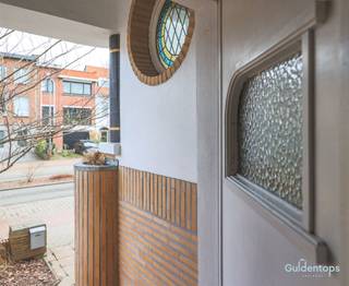 Découvrez cette charmante propriété à Mortsel avec 160m² de surface au sol et 203m² d'emprise au sol. Cette jolie propriété dispose de 3 chambres...