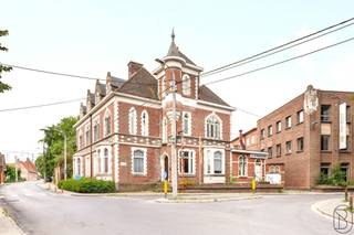 UNIEK HERENHUIS met ENORM veel POTENTIEEL. CHARMANTE te renoveren HERENWONING (bestaande uit 2 identieke woningen - nu 1 van gemaakt) met OPRIT, 5 GARAGEBOXEN en TUIN. Ideaal voor VRIJ BEROEP/ZELFSTANDIGE/GROEPSPRAKTIJK. Enorm veel POTENTIEEL. School-/onderwijsgerelateerde activiteit verplicht. Bezoek na afspraak; Info@immobeguin.be<br />Dit zoekertje omvat enkele AI-gegenereerde visualisaties.