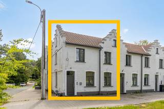 <span><strong>**WONING A - Uiterst charmant wonen te Sterrebeek**</strong></span><br /><br />Tussen Leuven en Brussel, namelijk te Sterrebeek/ Zaventem kan je deze uiterst charmante woning vinden.<br />Op het perceel kan je vier groepswoningen vinden waarvan wij er ééntje in de aanbieding hebben. Het pand zelf werd steeds uiterst goed onderhouden en omvat 5 slaapkamers. Verder zijn er twee badkamers en ook de keuken werd volledig ingericht. <br />Het pand zelf straalt authenticiteit uit en dit in een modern jasje. <br /><br /><span><strong>Interesse in een bezoek ter plaatse? Dat kan! </strong></span><br /><span><strong>Contacteer onze vastgoedmakelaar Jacky: 0495 53 46 49 of jacky@connect-immo.be </strong></span><br /><br />EPC: 158 kWh/m² - 366940