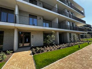 <p>Betaal DIT JAAR slechts 6 % i.p.v. 21 % BTW op de constructiewaarde ( Zie voorwaarden onder ‘download prijzen, plannen en documenten’)</p>
<p><strong>Mooi wonen in hartje Oud-Turnhout</strong></p>
<p>Parkdomein Neerhof bevindt zich in een groene omgeving op een boogscheut van het marktplein, winkels, restaurants, cafés en scholen. Er is een vlotte bereikbaarheid naar omliggende gemeentes en de autosnelweg Antwerpen-Eindhoven.</p>
<p><strong>Luxueus en energiezuinig wonen</strong></p>
<p>Het project wordt door Fransen Bouwonderneming omgetoverd tot een ware parel in Oud-Turnhout. Doordachte keuzes creëren een optimale combinatie tussen een luxueuze en hedendaagse uitstraling en functioneel gebruikscomfort. Op die manier biedt het project niet alleen een moderne woning in een mooie omgeving, maar is er ook voldoende aandacht voor het leefcomfort.</p>
<p>De appartementen worden voorzien van vloerverwarming met collectieve geothermische warmtepomp. Zo voelt de woning in de winter gezellig warm aan en geniet je van een aangename temperatuurverlaging in de zomer. Het ventilatiesysteem C zorgt voor voldoende gezonde luchtkwaliteit. Je woonst is ook voorzien van zonnepanelen. Naast de voordelen voor een aangenaam leefcomfort, geniet u door deze energievriendelijke investeringen van een aanzienlijke besparing op de energiekosten.</p>
<p><strong>Fiscale voordelen, kwaliteitsmaterialen en energiezuinigheid</strong></p>
<p>Parkdomein Neerhof wordt helemaal toekomstproof gerealiseerd en streeft naar een max E-peil van 20. Hiermee legt de residentie de lat niet alleen hoger dan de huidige energienormen, maar biedt ze bewoners ook een vrijstelling van onroerende voorheffing voor een periode van 5 jaar. Bovendien wordt het energieverbruik tot een minimum herleid door het gebruik van hernieuwbare energiebronnen.</p>
<p><strong>Beschermd als koper</strong></p>
<p>De verkoop van residenties A+B geschiedt onder de Wet Breyne. Dit garandeert de koper uitgebreide bescherming en ontneemt alle risico’s. U betaalt in schijven naarmate de werken vorderen. Residenties C + D zijn reeds afgewerkt en klaar om zijn eerste bewoners te verwelkomen.</p>
<p><strong>Wil je graag meer weten over dit project?</strong></p>
<p>Voor alle verdere informatie kan u contact opnemen met ons kantoor op het nummer 014 41 42 42 of via nieuwbouw@vansweevelt.be.</p>
<p><strong>Op zoek naar een uitstekende investering?</strong></p>
<p>Parkdomein Neerhof biedt uitstekende verhuuropportuniteiten en een mooie kans op meerwaarde. Bovendien kan je gebruik maken van onze optionele all-in verhuur en beheerservice.</p>
<p>Ga naar een kavel druk op de knop ‘bereken je rendement’ om een uitgebreid rendementsrapport op maat te downloaden.</p>
<p></p>
<p>Ga naar “NIEUWBOUW” op www.vansweevelt.be voor een overzicht van alle beschikbare eenheden in onze nieuwbouwprojecten.</p>
<p>Dit is geen aanbod maar een onderhandelingsvoorstel. Alle informatie onder voorbehoud van materiële vergissingen en/of wijzigingen.</p>