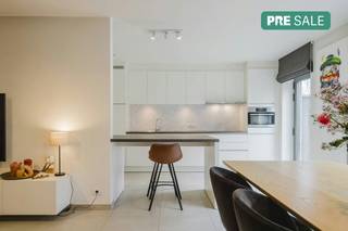 Cette maison familiale lumineuse est située au calme dans une impasse et permet de rejoindre facilement le centre de Wevelgem. Le bel espace de...