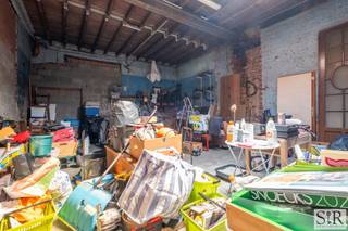 <p><strong>Wonen én werken op dezelfde locatie</strong><br />In het rustige Houtem, een deelgemeente van Vilvoorde en grenzend aan Eppegem, bevindt zich deze karakteristieke en grote woning die ideaal is voor zelfstandigen die graag inpandig een loods/atelier en magazijn willen, zonder in te boeten aan leefruimte en comfort. <br /><br /><strong>Indeling</strong><br />De gelijkvloerse verdieping bestaat uit een loods van 120m2 met een hoge elektrische inrijpoort, ideaal voor bestelwagens, een magazijn van 52m2, een toilet, twee bureauruimtes ingericht met een keukentje, een tof overdekt terras en diepe tuin. <br />Op de eerste verdieping begint het residentieel gedeelte met een zeer ruime leefruimte met open keuken, twee grote slaapkamers waarvan één met en-suite badkamer, een apart toilet en een aangelegd terras. Op de tweede verdieping vinden we nog 3 grote slaapkamers en een badkamer met douche, lavabo en toilet. <br /><br /><strong>Kortom</strong><br />Dankzij de indeling is deze woning geschikt voor werken en wonen op dezelfde plek met voldoende werkruimte beneden en een aangename woning boven. Het pand is zeer rustig gelegen en biedt enorm veel mogelijkheden. De woning is ook geschikt voor kangoeroe wonen en dankzij de mogelijkheid tot het afsluiten van de loods en de woning kan de woning of loods apart verhuurd worden. <br />Aarzel niet en maak snel jouw afspraak via een reactie op het zoekertje, een mailtje naar info@immosir.be of telefonisch op het nummer 0465 09 16 10. </p>