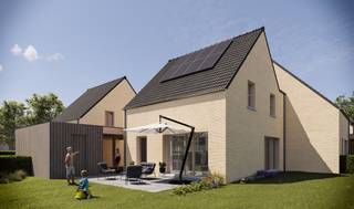 <p><strong>Lot 5 is een open bebouwing op een perceel van 272 m² en heeft een bewoonbare oppervlakte van 129 m². De gelijkvloerse verdieping beschikt over een ruime leefruimte met een open keuken, een berging en een gastentoilet . Vanuit de keuken is er directe toegang tot het terras en de privétuin. Op de eerste verdieping bevinden zich drie ruime slaapkamers en een badkamer, voorzien van een ligbad, douche, dubbel lavabomeubel en toilet. De woning heeft een vlizo-trap naar de zolderruimte. Buiten is er nog een mooi aangelegde tuin, carport en tuinberging.</strong><br /><br />Het <strong>nieuwbouwproject Dorpsloop</strong> bestaat uit <strong>5 bijna-energieneutrale woningen</strong> met een <strong>E-peil van maximum 10</strong>. Elke woning beschikt over <strong>3 slaapkamers</strong> en een bewoonbare oppervlakte tussen <strong>123 m² en 136 m²</strong>, gelegen op <strong>percelen van 195 m² tot 397 m²</strong>. Alle woningen zijn voorzien van een <strong>tuin</strong>, <strong>carport</strong> en een <strong>tuinberging.</strong></p>
<p><strong>Mooi wonen in Halle-Zoersel</strong></p>
<p><strong>Dorpsloop</strong> bevindt zich in een <strong>autoluwe nieuw aangelegde straat</strong> in <strong>Halle-Zoersel</strong>, een deelgemeente van Zoersel die bekendstaat om haar <strong>gezellige dorpssfeer</strong> en uitstekende ligging. Op korte afstand bevinden zich <strong>winkels, scholen, horeca</strong> en ontspanningsmogelijkheden. Dankzij de <strong>rustige ligging</strong> én de nabijheid van voorzieningen, biedt deze locatie het perfecte evenwicht tussen comfort en levenskwaliteit.</p>
<p><strong>Ruimte & comfort</strong></p>
<p>Elke woning in <strong>Dorpsloop</strong> telt <strong>drie slaapkamers</strong> en een <strong>volledig uitgeruste badkamer</strong> met <strong>ligbad</strong>, <strong>inloopdouche</strong>, <strong>dubbel lavabomeubel</strong> en <strong>toilet</strong>. De <strong>open leefruimte</strong> sluit naadloos aan op de eetkamer en de <strong>volledig ingerichte keuken</strong>, wat zorgt voor een vloeiend geheel en een aangenaam ruimtegevoel. Dankzij grote raampartijen geniet je van veel natuurlijk licht en een directe verbinding met de tuin.</p>
<p>Elke woning beschikt over een <strong>carport</strong>, een <strong>tuinberging</strong>, en een privatieve <strong>tuin</strong>, ideaal voor wie houdt van buitenleven in een groene en rustige omgeving.</p>
<p><strong>Duurzaamheid en energiezuinigheid</strong></p>
<p>De <strong>nieuwbouwwoningen in Dorpsloop</strong> worden gebouwd met het oog op een duurzame toekomst. Ze zijn uitgerust met <strong>vloerverwarming</strong> op basis van een <strong>lucht-waterwarmtepomp</strong>, ondersteund door <strong>zonnepanelen</strong>. Dit systeem garandeert een <strong>hoog wooncomfort</strong>, lagere energiekosten en een lage milieu-impact. Regenwater wordt opgevangen via een <strong>regenwaterput</strong>, wat bijdraagt aan een efficiënte waterhuishouding.</p>
<p><strong>Beschermd als koper</strong></p>
<p>De verkoop van <strong>Dorpsloop</strong> geschiedt onder de <strong>Wet Breyne</strong>. Dit garandeert de koper uitgebreide bescherming en ontneemt alle risico’s. U betaalt in schijven naarmate de werken vorderen.</p>
<p></p>