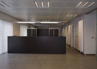 <p>Voor meer info of een bezoek, bel 053 59 49 32 - <strong>Centraal gelegen gelijkvloerse kantoorruimte</strong> in een verzorgd en goed onderhouden appartementsgebouw. Dit instapklare kantoor biedt een professionele en aangename werkomgeving en is uitgerust met: - Representatieve inkom met balie en comfortabele wachtplaats - Twee afzonderlijke kantoren voor individueel of discreet werk - Praktische vergaderzaal - Moderne keukenruimte - Sanitair gedeelte - Handige berging voor extra opslag Dankzij de centrale ligging en de verzorgde afwerking is dit kantoor ideaal voor wie op zoek is naar een kwalitatieve werkruimte op een vlot bereikbare locatie. De verkoop verloopt via de COVAST-procedure.</p>