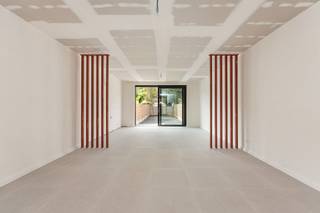 <h3>Prachtig gelegen, energiezuinige nieuwbouwwoning met 4 slaapkamers en tuin te Borsbeek</h3><p>Bent u op zoek naar een moderne, instapklare én uiterst energiezuinige woning op een toplocatie in Borsbeek? Deze prachtig gelegen woning combineert hedendaags comfort met duurzame technologieën en biedt u bovendien de unieke kans om de afwerking van de keuken nog naar eigen smaak te personaliseren!</p><p>Deze woning valt onder het Btw-stelsel: Constructie BTW – 21% (er is geen afbraak geweest) - Grond – registratierechten – waarde grond 125.000 € - (12%)</p><h3>Troeven van de woning:</h3><ul><li><p><strong>Energiezuinig topniveau:</strong> Dankzij een <strong>EPC-label A</strong>, een moderne <strong>warmtepomp</strong> en een geavanceerd <strong>ventilatiesysteem</strong> bent u klaar voor de toekomst en geniet u van een uiterst lage energiefactuur. Alles is voorzien voor het plaatsen van zonnepanelen en laadpaal.</p></li><li><p><strong>Persoonlijk budget:</strong> Er is een mooi budget van <strong>€ 7.000 (excl. btw)</strong> voorzien voor de keuken. Hierdoor kiest u zelf de afwerking die perfect bij uw stijl past.</p></li><li><p><strong>Ruimte & Licht:</strong> Met 4 volwaardige slaapkamers en een aparte bureaukamer is dit de ideale gezinswoning of perfect voor wie van thuis uit werkt.</p></li></ul><h3>Indeling van de woning</h3><p><strong>Gelijkvloers:</strong> U komt binnen via de uitnodigende <strong>inkomhal</strong>, die toegang biedt tot een praktisch gastentoilet en een handige <strong>berging</strong>. Vervolgens betreedt u de royale, lichtrijke <strong>living met open keuken</strong>—het kloppende hart van het huis waar koken, eten en gezellig samenzijn naadloos in elkaar overlopen.</p><p>Vanuit de leefruimte heeft u direct toegang tot het gezellige <strong>terras</strong> en de <strong>mooie, diepe tuin</strong> waar het heerlijk vertoeven is.</p><p><strong>Eerste & Tweede verdieping:</strong> De nachthal leidt naar maar liefst <strong>4 comfortabele slaapkamers</strong> en een extra, knusse <strong>bureaukamer</strong> (ideaal als thuiswerkplek of hobbyruimte). De verdiepingen zijn uitgerust met in totaal <strong>3 toiletten</strong> en een volledig uitgeruste, moderne <strong>badkamer met zowel een ligbad als een aparte douche</strong>.</p><p></p><p><strong>Wenst u een vrijblijvend bezoek of heeft u nog vragen?</strong> Neem dan gerust contact op met ons kantoor via <strong>03/459.89.59</strong> of stuur</p><p>een e-mail naar <strong>pascal@altro-vastgoed.be</strong>. Wij leiden u hier met plezier rond!</p><h3></h3>