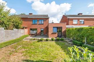 Op zoek naar een gezellige, verrassend ruime familiewoning in Harelbeke? Dit karaktervolle huis met drie slaapkamers en een garage biedt de ideale basis voor wie graag zijn eigen stempel drukt op een nieuwe thuis.Binnen kom je via de inkomhal in een lichte leefruimte met aansluitend de keuken. De ruimtes bieden voldoende oppervlakte en mogelijkheden om ze modern en naar jouw eigen wensen in te vullen.Boven telt de woning drie mooie slaapkamers en ruimte voor een badkamer. Buiten is het genieten op het ruime terras en in de zonnige tuin. Een grote extra troef is de praktische garage, perfect voor de auto, fietsen of als extra opbergruimte.Interesse? Mail naar info@property-vastgoed.be voor meer info of bel ons op 056 96 08 00 voor een bezoek.