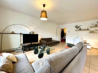 Dit appartement op de eerste verdieping bevindt zich in een kleinschalig gebouw op een toplocatie te Zelzate!Gelegen langsheen het Groenplein en met...