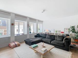 Ruim duplex appartement met 2 slaapkamers te huur te centrum Brugge. Het appartement beschikt over moderne comfort en in de nabijheid van verschillende voorzieningen. Alsook is er een parkeerplaats voorzien.Indeling:2°V.: woonkamer (44 m²) met open keuken (13 m²) voorzien van keramische kookplaat, microgolf, oven, steamer en frigo - bijkeuken/berging (5 m²) - apart toilet3°V.: badkamer (4 m²) met ligbad met douchescherm, dubbele lavabo en spiegelkast - 2 slaapkamers (16 m² - 9 m²) - apart toilet - parkeerplaatsAlgemeen: - Huurprijs: € 1.150,00/Maand - Provisie gemeenschappelijke kosten: € 75,00/maand - Beschikbaar vanaf: 01/01/2026De snelste manier om een bezoek te brengen aan dit pand? Vraag je bezoek aan via de rode knop op onze website (www.dewaele.com) en je wordt gecontacteerd door onze verhuurexpert Broes. Telefonisch kunnen er geen afspraken gemaakt worden. Bij andere vragen kun je ons telefonisch contacteren via 050 444 999.