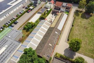 Op een strategische ligging in Schoten bevindt zich dit multifunctionele eigendom bestaande uit een woning aan de straatzijde met doorrit naar...