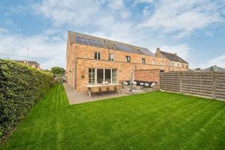 Deze recente woning heeft alles mee! Een mooie tuin, mooi afgewerkt en meer dan verrassend ruim.<br />Kom zeker een kijkje nemen want naast de mooie details zal de ruimte je zeker aangenaam verrassen.<br /><br />INDELING GELIJKVLOERS<br />Inkomhal en apart toilet.<br />Ruime leefruimte met grote keuken en berging. Aan de keuken is er nog en aparte eetplaats.<br /><br />INDELING VERDIEPING<br />Hier zijn er 3 slaapkamers, waarvan 1 met dressing.<br />De badkamer is ingericht met een inloopdouche, dubbele lavabo met meubel en een ligbad.<br />Verder is ook hier nog een apart toilet voorzien.<br /><br />Via vaste trap gaan we naar de dakverdieping (35m² vloeropp.). Deze werd afgewerkt en is voorzien van kastenwanden. Deze ruimte is een hele ruime 4e slaapkamer of mogelijks nog op te delen tot 2 slaapkamers of andere.<br /><br /><br />BIJZONDERHEDEN<br />Centrale verwarming op gas.<br />Mogelijkheid tot bouwen van een carport naast de woning.<br />Zonnepanelen.<br />Bruikbare vloeropp. vlg EPB = 227m².<br />Stedenbouwkundige inlichtingen zijn in aanvraag.
