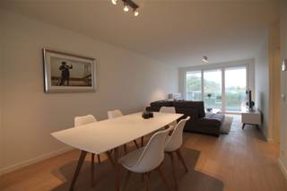 <p><span>Fijn, lichtrijk appartement met Leiezicht!</span></p><p><span> </span></p><p><span>Een combinatie van een unieke ligging met een doordachte inrichting. Op enkele passen van de markt van Harelbeke geniet dit recent appartement van een schitterend Leiezicht. </span></p><p><span> </span></p><p><span>Inkom met apart toilet en ruime woonkamer met geïntegreerde top keuken. Er is een nette badkamer met inloopdouche en twee ruime slaapkamers. Er is een terras kijkend op de leie en een tweede terras met tuinzicht zodat u de ganse dag van de zon kan genieten. </span></p><p><span> </span></p><p><span>Overdekte staanplaats en kelderberging. Een E-peil 65 staat garant voor een zuinig verbruik.</span></p>