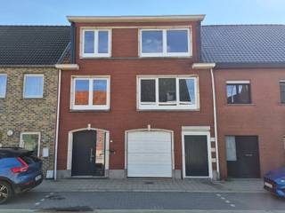 <span>Deze ruime bel-etagewoning is gelegen in de Kapelstraat te Beerse, op een gunstige locatie nabij het centrum en met een bushalte in de omgeving. De woning is verdeeld over drie niveaus en beschikt op het gelijkvloers over een inpandige garage, inkomhal, badkamer, berging en een keuken met toegang tot het terras en de tuin, waar zich eveneens een praktische opbergruimte bevindt. Op de eerste verdieping vinden we een tweede keuken, een badkamer met ligbad en een ruime woonkamer met twee veranda’s, die ook als extra slaapkamer of hobbyruimte kunnen worden ingericht. De tweede verdieping omvat drie slaapkamers. Verder zijn er buiten meerdere autostaanplaatsen en is er een servitude doorgang. Een BEZOEK aanvragen kan enkel online via </span><span>WWW.VASTGOEDPARTNERS.BE</span>