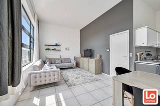 Mooi appartement met 2 slaapkamers, terras en ondergrondse autostaanplaats in het centrum van Lochristi.<br /><br />Het appartement is gelegen vlakbij school, winkels en openbaar vervoer. Het omvat een ruime living met open ingerichte keuken, 2 slpks (12m², 12m²), berging met verwarmingsketel op aardgas, badkamer met ligbad/douche en dubbele lavabo, apart toilet, zuid gericht terras van 4m². Kelderberging en autostaanplaats inbegrepen.<br /><br />Een echt aanrader voor eigen bewoning of als investering!<br /><br />Voor meer info of bezoek, mail ons naar info@loimmo.be