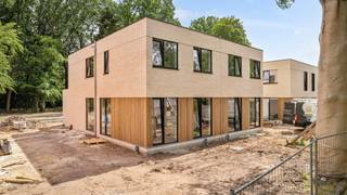 Nieuwbouwproject met halfopen woningen, 4 slpk en 2 badk!Oplevering mogelijk mei 2026In een rustige, doodlopende zijstraat van het bruisende centrum...