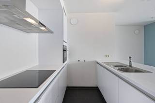 Op een toplocatie in het bruisende Dok-Noord vindt u dit stijlvol één slaapkamer appartement met zonnig terras. Gelegen op de vierde verdieping van een recent gebouw, combineert dit appartement hedendaags comfort met een levendige stadsomgeving.Indeling: Inkomhal met toilet - berging - grote leefruimte - open keuken - terras - slaapkamer - badkamer.De gemeenschappelijke kosten onder de vorm van een provisie bedragen 120,00 euro/maand en dienen voor het onderhoud van de gemene delen.Er is ook een autostaanplaats bij te huren voor 100,00 euro/maand.Onmiddellijk beschikbaar!