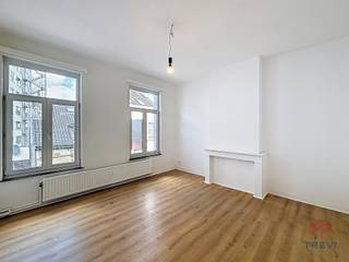 BRUSSEL, in de wijk Anneessens, op de 2e verdieping van een gebouw zonder lift, studio van ±35 m². De indeling is als volgt: hal, doucheruimte (wastafel, toilet), ingerichte keuken (wastafel, kookplaat, afzuigkap), woonkamer van ±21 m² op het westen. Vaste kosten: 50 €/maand (gemeenschappelijke kosten). Beschikbaar vanaf 01/08/2026. EPC E+. Afmetingen ter indicatie.<br /><br />Op de 2e verdieping:<br /><br />Entreehal<br />Doucheruimte (toilet, wastafel, douche)<br />Ingerichte keuken (wastafel, kookplaat, afzuigkap)<br />Woonkamer van ±21 m² (4,6 m x 4,6 m) op het westen<br /><br /><br /><br /><br /><br /><br /><br />Vertaald met DeepL.com (gratis versie)