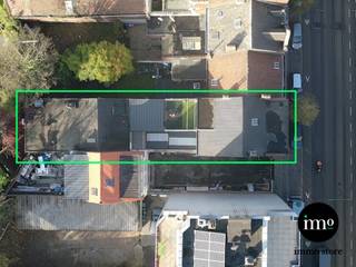 Immo Store presenteert deze UITZONDERLIJK RUIME WONING met ATELIER en GARAGE in Sint-Agatha-Berchem, gelegen aan de BELANGRIJKE VERBINDINGSAS tussen Gent/Oostende en Brussel. Het gebouw is stedenbouwkundig erkend als twee wooneenheden, maar vandaag ingedeeld in DRIE INSTAPKLARE WOONVOLUMES. Die indeling maakt het pand bijzonder geschikt voor wie wonen en werken op één adres wil combineren. Het GROTE ATELIER en GARAGE bieden extra troeven voor wie een werkplaats, opslag of zelfstandige activiteit nodig heeft – IDEAAL VOOR AANNEMERS, creatievelingen of kleine zelfstandigen die RUIMTE en BEREIKBAARHEID willen samenbrengen. Op wandelafstand van het TREINSTATION en het BASILIX SHOPPING CENTER, op de historische Gentsesteenweg met ALLES BINNEN HANDBEREIK zoals winkels, horeca, diensten en openbaar vervoer. Met zijn INDRUKWEKKENDE 375M² BEWOONBARE OPPERVLAKTE en uitzonderlijke indeling biedt dit pand een UNIEKE MIX van ruimte, functionaliteit en mobiliteit. Ideaal voor wie zoekt naar een VEELZIJDIGE WOON-WERKCOMBINATIE aan de rand van Brussel. Mis deze unieke IMMO STORE kans niet, en plan vandaag nog je bezoek! Bel ons op 02/203.03.03 of stuur een mail naar info@immo-store.be!