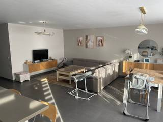 Ruim, perfect onderhouden en instapklaar appartement op de 2de verdieping, ideaal gelegen in het centrum van Machelen.Tweede verdieping: Inkomhal met...