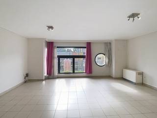 Dit aangenaam appartement, gelegen op de eerste verdieping van residentie Esplanade II, bevindt zich in het centrum van Ieper. Dankzij de...