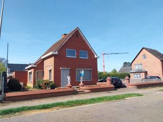Vraag uw bezoek aan via info@optimusvastgoed.be!TE HUUR: Open bebouwing met 3 slaapkamers te Heusden!Deze woning is gunstig gelegen op wandelafstand...