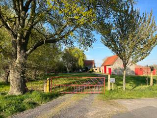 Dit unieke landgoed bereikt u via een rustige, doodlopende straat en vervolgens via de private oprit. Het goed bestaat uit een woning...