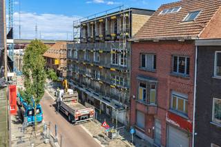 <div>
<div>
<div>
<div>
<h3>Energiezuinige nieuwbouwstudentenkamers – een slimme en toekomstgerichte investering</h3>
<p>Investeer in zekerheid, rendement en duurzaamheid met deze moderne, energiezuinige nieuwbouwstudentenkamers, ontworpen met oog voor comfort, kwaliteit en toekomstwaarde. Dankzij de hoogwaardige afwerking, duurzame technieken en aantrekkelijke gemeenschappelijke faciliteiten vormen deze kamers een zekere en rendabele investering in de groeiende studentenmarkt.</p>
<p>Het studentencomplex, met afzonderlijke toegang, bevindt zich op de tweede en derde verdieping van een kleinschalig gebouw, wat zorgt voor een veilige, rustige en aangename woonomgeving.</p>
<h3>Indeling:</h3>
<p>Tweede verdieping</p>
<ul>
<li>
<p>Eén ruime studentenkamer van 25 m² met privébadkamer (lavabo, douche en toilet)</p>
</li>
<li>
<p>Gemeenschappelijke keuken en eetruimte, volledig uitgerust en voorzien van wasmachine en droogkast</p>
</li>
<li>
<p>Ruim gemeenschappelijk terras, ideaal om te ontspannen of samen te komen</p>
</li>
</ul>
<p>Derde verdieping</p>
<ul>
<li>
<p>Vijf kamers van 18 m², elk met een eigen badkamer (lavabo, douche en toilet)</p>
</li>
<li>
<p>Privé-balkon aan elke kamer, wat zorgt voor extra comfort en lichtinval<br /><br /></p>
</li>
</ul>
<h3>Bijzonderheden:</h3>
<ul>
<li>Per kamer</li>
<ul>
<li>Videofoon</li>
<li>Toegangscontrole</li>
<li>Zonnepanelen</li>
<li>Airco (individueel)</li>
<li>Led verlichting</li>
<li>Terras</li>
<li>Elektrisch gordijn</li>
<li>Ventilatie systeem (type D normaal)</li>
</ul>
</ul>
<ul>
<li>Gemeenschappelijk:</li>
</ul>
o Keuken met eiland voor zien van:<br />- Microgolfoven<br />- Kookplaat + dampkap<br />- Afwasmachine<br />- Afsluitbare kast per kamer<br />- Grote ijskast + diepvriezer<br />o Brandcentrale<br />o Groot terras + tuinmeubelen
<h3>Extra troeven</h3>
<p>✔ Afzonderlijke toegang exclusief voor studenten<br />✔ Fietsenstalling in de garage<br />✔ Groot gemeenschappelijk dakterras<br />✔ Energiezuinige voorzieningen: warmtepomp (verwarming + luchtkoeling) en zonnepanelen<br />✔ Beveiligd complex met badgesysteem en video-parlofoon<br />✔ Instapklaar en volledig bemeubeld: elk met bed, bureau en ruime kast</p>
<h3>Financiële:</h3>
<ul>
<li>
<p>Opsplitsing: <strong>Grondwaarde €228.000</strong> (12% registratierechten) <strong>Constructiewaarde €812.000</strong> (21% btw)</p>
</li>
</ul>
<p>Deze energiezuinige studentenkamers combineren hoge woonkwaliteit met lage vaste kosten en bieden investeerders een toekomstgerichte, zorgeloze belegging met stabiel rendement en sterke verhuurbaarheid.</p>
<p>Investeer vandaag in comfort, zekerheid en duurzaamheid – klaar voor de studenten van morgen</p>
</div>
</div>
</div>
</div>
<div>Voor meer info en/of een bespreking neem contact met Sigalit via sigalit@reds.be of bel naar 0475668474</div>