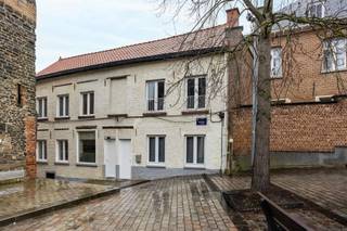 TE KOOP IN GERAARDBERGENIn het centrum van Geraardsbergen bevindt zich deze volledig gerenoveerde en instapklare woning. Dankzij de centrale ligging...