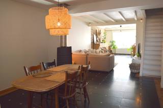 Deze verzorgde gezinswoning ligt op een boogscheut van het centrum van Heule, winkels en school, alsook belangrijke invalswegen.Op het gelijkvloers...