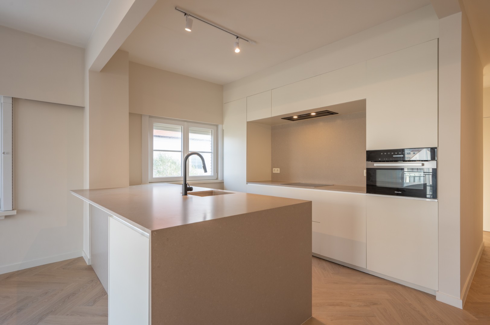 Prachtig lichtrijk hoekappartement te koop in de residentie Tarragonna te Duinbergen, vlak aan Park 58. - photo 5