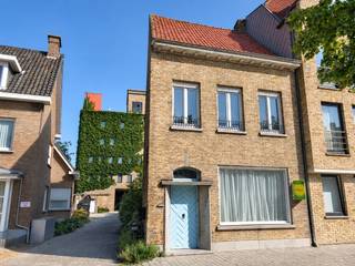 sterktes :
<ul>
<li>gelegen in het mooie historische centrum langs de Handzamevaart</li>
<li>goeie zon-oriëntatie</li>
<li>heel veel lichtinval dankzij de grote raampartijen</li>
<li>parkeergelegenheid voor de deur in de straat</li>
<li>met mogelijkheid tot aankoop van een nieuwbouwgarage op wandelafstand vlakbij</li>
<li>grote bruikbare zolder mogelijks in te richten</li>
<li>geen renovatieverplichting</li>
</ul>
<br />omvattende :
<ul>
<li>kelderverdieping : kelder</li>
<li>gelijkvloers : ruime inkom-/traphal uitgevend naar de koer, ruime en klare living, semi-ingerichte keuken, sas, toilet, ruime badkamer, mooie ommuurde koer</li>
<li>1ste verdieping : nachthal, 2 grote slaapkamers (waren voorheen 3 slaapkamers)</li>
<li>dakverdieping : grote zolder (mogelijks in te richten)</li>
</ul>