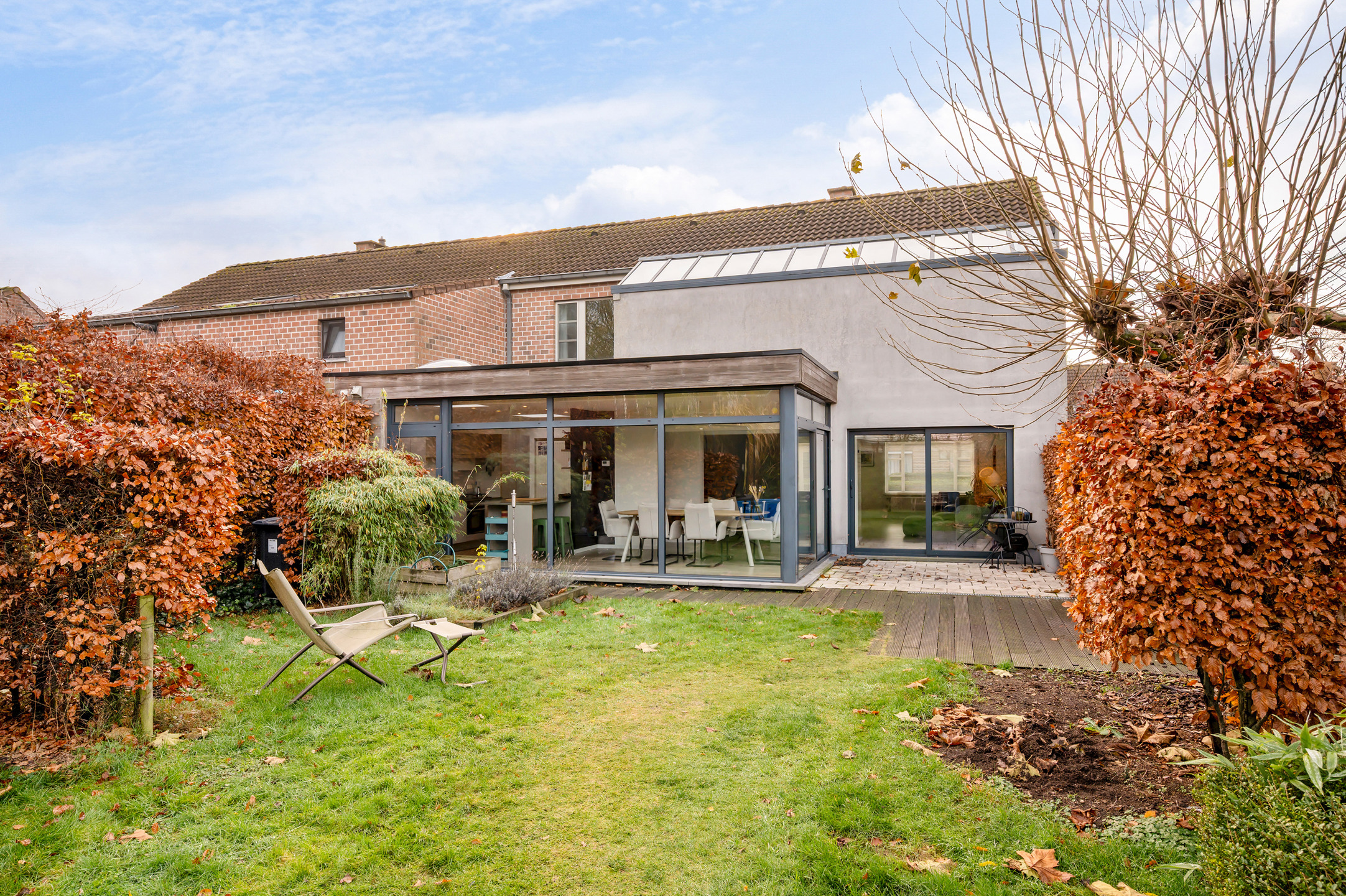 Halfopen gezinswoning in gegeerde buurt - foto 1