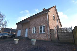 <h2><span>Instapklare &amp; Vrijstaande Droomwoning | Ruimte, Flexibiliteit en 4+ Slaapkamers en E-peil B!</span></h2><h2><span>Unieke Eigenschappen</span></h2><p><span>Zoekt u een vrijstaande, uitzonderlijk ruime woning op een onderhoudsvriendelijk perceel? Deze prachtige residentie is zowel perfect voor grote gezinnen die uitbreiding zoeken, als voor vrijberoepers die wonen en werken willen combineren. Kortom, deze woning is ideaal voor iedereen die een vrijstaande woning met een ruime bewoonbare oppervlakte zoekt met tal van mogelijkheden.</span></p><h3><span>Troeven op een Rij;</span></h3><ul><li><span>Uitzonderlijke Ruimte: Geniet van een zeer ruime bewoonbare oppervlakte, vier ruime slaapkamers, een volledige onderkeldering en een uitbreidbare zolder (ideaal voor extra kamers).</span></li><li><span>Wonen én Werken: De woning is ideaal om een praktijk of kantoor aan huis te starten, dankzij de mogelijkheid tot een praktijkruimte met aparte toegang vanuit de inkomhal, wat de privacy van het woongedeelte waarborgt.</span></li><li><span>Instapklaar door Renovatie (2016): Alles is op punt gebracht: nieuwe vloeren, twee vernieuwde badkamers, airco in 3 slaapkamers, nieuwe goten/dakoversteek en boiler.</span></li><li><span>Zonovergoten Terras: Het sfeervolle, overdekte en zuidgeoriënteerde terras maakt het buitenleven compleet in alle seizoenen.</span></li></ul><h3><span>Mis deze Kans niet!</span></h3><p><span>Deze instapklare woning biedt maximale flexibiliteit en comfort voor iedereen die op zoek is naar ruimte en mogelijkheden. Wees er als eerste bij en bel voor een bezichtiging 011/220.750.</span></p>