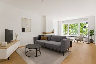 In een rustige, doodlopende straat midden in het bruisende hart van Antwerpen bevindt zich dit recent gerenoveerde appartement (2025). Hier geniet u van de perfecte balans tussen stadsdynamiek en sereniteit, met de Leien, het vernieuwde Operaplein en het levendige stadscentrum op wandel- en fietsafstand.<br /><br />Het appartement is daadwerkelijk verhuurd per 1 december 2025, wat dit tot een zorgeloze en onmiddellijk renderende investering maakt. U koopt dus met zekerheid over huurinkomsten vanaf de eerste dag.<br /><br />INDELING:<br /><br />Het appartement is gelegen op de tweede verdieping van een kleinschalig gebouw met lift en biedt een bewoonbare oppervlakte van ca. 75 m².<br /><br />Bij het binnenkomen wordt u verwelkomd in de lichtrijke leefruimte (ca. 31 m²). Dankzij de grote raampartijen geniet u hier van een aangename lichtinval en een open woonbeleving.<br /><br />De afzonderlijke keuken beschikt over een balkon, ideaal voor een koffiepauze of een rustige middag in de zon. Bovendien is er een stijlvolle ecru SMEG retro-ijskast inbegrepen in de aankoopprijs.<br /><br />De ruime slaapkamer ligt aan de achterzijde van het gebouw en vormt een oase van rust midden in de stad.<br /><br />Verder is er een badkamer voorzien van douche, lavabo en toilet, evenals een praktische wasberging.<br /><br />Tot slot beschikt het appartement over een ruime kelderberging, die inbegrepen is in de prijs.<br /><br />BIJZONDERHEDEN:<br /><br />- Gegarandeerd rendement vanaf aankoop<br />- Volledig gerenoveerd in 2025<br />- Lage gemeenschappelijke kosten<br />- Aantrekkelijke ligging