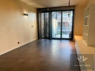 <strong>Dit appartement is beschikbaar vanaf 1 januari 2027! <br />Géén vaste kosten! <br />Autostaanplaats verplicht mee te huren aan € 55,00 per maand! </strong><br /><br />In het centrum van Diepenbeek vinden we dit gezellig 1-slaapkamerappartement terug. Aan comfort is er in dit appartement geen gebrek: er zijn inbouwkasten voorzien in de leefruimte en slaapkamer, de raamdecoratie en verlichting zijn reeds aanwezig, er zijn zonnepanelen én tijdens zomerse dagen hou jij het hoofd koel dankzij de geïnstalleerde airco (waarmee je ook kan verwarmen!). <br /><br />Het appartement ligt bijzonder centraal: op wandelafstand vinden we de supermarkt, openbaar vervoer, het gezellige marktplein van Diepenbeek, horeca, winkels, ... Ook het op- en afrittencomplex van de E313 is makkelijk te bereiken, net als grootsteden Hasselt en Genk. Qua locatie kun je het niet beter hebben!<br /><br />De indeling is als volgt: leefruimte met zit- en eethoek, keuken, berging, badkamer, slaapkamer en terras. <br /><br />Er werd nagedacht over opbergruimte: dankzij de vele inbouwkasten én de extra bergruimte kun je al je spullen makkelijk kwijt. Onderhoudsvriendelijk is het appartement eveneens en ook aan de moderne noden werd aandacht besteed: zonnepanelen dragen bij aan lage energiekosten en je leefruimte koelen of verwarmen kan met de voorziene airco. Genieten van de buitenlucht? Dat kan op het mooie terras, waar je veel privacy geniet. <br /><br />Je wagen parkeer je op de parkeerplaats die bij het appartement hoort, achteraan het gebouw. Er is eveneens een gemeenschappelijke fietsenstalling voorzien waar voldoende plaats is om jouw stalen ros veilig te parkeren. <br /><br />Word jij de bewoner van dit prachtig appartement? Surf naar www.vdv-vanderveken.be, kies bij “TE HUUR” voor dit pand en vul de kandidatenfiche in (klik in het gouden balkje op “Ik wil dit pand graag huren!”). Wij contacteren je voor een afspraak! <br />