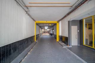 <p><span>Polyvalent handelspand met onmiddellijke huuropbrengsten!</span></p><p><span>Dit veelzijdig handelspand met een oppervlakte van maar liefst 802m², geniet van een uitstekende ligging met veel passage in één van de drukste straten van Mortsel. Het pand doet momenteel dienst als zijnde een garage voor het onderhoud van wagens. De huidige huurder, Mortsel Car Service, huurt het pand sedert 2015 en zal de handelszaak dus ook blijven verderzetten. De nieuwe eigenaar dient de huurovereenkomst te respecteren en heeft een garantie op mooie, onmiddellijke huurinkomsten. Toekomstgericht biedt het pand een oneindig potentieel voor gelijk welke invulling en indeling.</span></p><p><span> </span></p><p><span>De huidige indeling is als volgt:</span></p><p><span> </span></p><p><span>Inrij, kantoren, wachtruimte, toiletten &amp; berging:</span></p><p><span>Via de inrij komt u met de wagen rechtstreeks van op de Antwerpsestraat het pand binnengereden. Aan de rechterzijde van de inrij situeert zicht een kantoor-/wachtruimte. Halverwege het handelspand bevindt zich nog een tweede kantoorruimte met naastgelegen 2 toiletten alsook een berging. Dit is uiteraard ook ideaal voor een kitchenette. </span></p><p><span> </span></p><p><span>Werkplaats &amp; opslagruimte:</span></p><p><span>Aan werk- alsook opslagruimte is hoegenaamd geen gebrek. Met een handelspand van deze oppervlakte kan er steeds ingedeeld worden naarmate de eigen noden. De verhouding tussen werk- en opslagruimte, kantoren, sanitair, ... kan geheel naar believen worden ingevuld. Uiteraard heeft men momenteel geopteerd voor een groot overwicht op vlak van werkruimte i.f.v. het onderhoud van de wagens.</span></p><p><span> </span></p><p><span>Extra troeven:</span></p><p><span>- Toplocatie</span></p><p><span>- 802m²</span></p><p><span>- Goede, correcte huurder</span></p><p><span>- Gegarandeerd, mooi rendement</span></p><p><span>- Boordevol potentieel</span></p><p><span>- Asbestveilig</span></p>