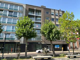 De snelste manier om een bezoek te brengen aan dit appartement? Vraag je bezoek aan via de rode knop op onze website (www.dewaele.com) en je wordt gecontacteerd door één van onze verhuurexperten. <br /><br />Instapklaar appartement met 2 slaapkamers op een centrale ligging nabij het centrum van Roeselare.<br /><br />Het appartement heeft volgende indeling:<br />- Inkom<br />- Apart toilet <br />- Keuken <br />- Leefruimte<br />- 2 slaapkamers <br />- Badkamer voorzien van lavabo in meubel, douche en aansluiting voor wasmachine<br />- Berging <br />-  2 terrassen<br />- Autostaanplaats<br /><br />Extra kenmerken:<br />- Instapklaar appartement <br />- Lichtrijk<br />- Lift aanwezig in het gebouw<br />- Centraal gelegen nabij winkels, openbaar vervoer, centrum van Roeselare,...<br /><br />Autostaanplaats mee bij te huren 50,00 euro/maand.<br /><br />Ben jij geïnteresseerd in dit appartement te huur in Roeselare? Aarzel dan niet ons te contacteren.