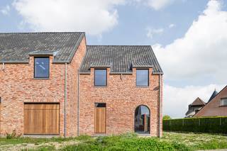Deze energiezuinige halfopen nieuwbouwwoning in landelijke bouwstijl werd reeds wind-waterdicht opgebouwd en wordt binnenin verder kwalitatief afgewerkt door Dumobil Woonprojecten naar wens van de koper. Deze woning (lot 49) heeft een perceeloppervlakte van 333 m² en een noordwestelijk georiënteerde tuin waardoor je kan genieten van een avondzonnetje in de tuin.<br /><br />Via de inkomhal kom je terecht in een open leefruimte met salon, eethoek, bureau en open keuken. Er is een aparte wasplaats en gastentoilet. Op de eerste verdieping zijn er 3 slaapkamers, nog een toilet, berging en een badkamer met dubbele wastafel, douche én bad. Met een vaste trap kom je op de zolderruimte die dienst kan doen als extra kamer. Er komt een aangelegde voortuin en tuin met terras. De binnenafwerking van de woning gebeurt na aankoop en volgens de wensen en keuzes van de klant. Geniet daarbij van de nieuwste technieken, waaronder de geothermische warmtepomp, zonnepanelen en vloerverwarming om te verwarmen in de winter en te verkoelen in de zomer.<br /><br />Benieuwd naar de afwerking en woonkwaliteit van Dumobil Woonprojecten? Op de verkaveling kan je ook een kijkwoning bezoeken. Laat je inspireren door de indeling, materialen en afwerking en ontdek de mogelijkheden voor jouw toekomstige woning.<br /><br />Deze prijs excl. kosten omvat zowel de grond als een volledig afgewerkte, instapklare woning. Alle afwerkingen en voorzieningen zijn inbegrepen: een budget voor keuken en badkamer inclusief sanitair, warmtepomp, zonnepanelen, vloerverwarming, keuringen, terras, oprit, afsluiting en grasaanleg. Enkel de wettelijke kosten zijn hierin nog niet opgenomen. De totale kostprijs inclusief wettelijke kosten waaronder registratierechten, btw, notariskosten en aansluitingskosten kan je eenvoudig bekijken op onze website: <u><strong>dumobil.be/nl/woonprojecten/projecten/meulebeke-steenstraat-kapellestraat</strong></u> En/of contacteer onze bouwadviseur Sam Borrey voor meer info: 0483/21.01.33 | sam@dumobil.be - De woning en kijkwoning kunnen op afspraak bezichtigd worden<br />