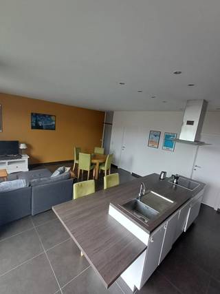 Praktisch ingedeeld appartement in Antwerpen-Noord met veel natuurlijk licht.
Het is modern afgewerkt, voorzien van een tegelvloer en biedt veel opbergruimte.
De belangrijkste kenmerken:
Leefruimte: Ruime woonkamer met grote, kamerhoge schuiframen die direct toegang geven tot het terras.
Keuken: Open keuken met een functioneel kookeiland en ingebouwde toestellen (waaronder een oven en microgolf.).
Slaapkamers: 2 volwaardige slaapkamers en de 3e kamer is een berging.
Badkamer & toilet: Badkamer met zowel een ligbad als een inloopdouche. Er is een apart gastentoilet in de gang.
Berging & opslag: Extra 3e kamer die als berging/wasplaats in het appartement kan dienen, een zeer ruime privé-kelderberging (met plek voor een extra diepvriezer) en een gezamenlijke fietsenstalling.
Lift: Aanwezig in het gebouw; u kunt vanuit de kelder/garage rechtstreeks naar het appartement.
Akoestiek & Omgeving:
Dankzij de constructie heeft het appartement weinig aansluitende muren met buren, wat ideaal is voor de akoestiek en rust. Het gebouw heeft een fijne, sociale sfeer met attente medebewoners.
Verwarming: er is vloerverwarming, ideaal voor laag verbruik en aangenaam binnenklimaat.
Praktisch & Financieel:
Gemeenschappelijke kosten eigen aan het gebouw zijn 45 euro per maand.
Parkeerplaats: + € 135 / maand (bij te huren in de ondergrondse garage)
Nutsvoorzieningen: Water, gas en elektriciteit zijn individueel (af te sluiten door de huurder).
EPC-score: B 116 kWh/m²
Beschikbaarheid: Overeen te komen
Graag mij contacteren voor een plaatsbezoek, gelieve even te laten weten vanaf wanneer, hoelang en met hoeveel personen je er wil komen wonen.
Tot binnenkort.
