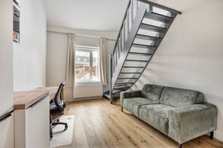 <span><strong>**Vraag uw brochure/bezoek aan**</strong></span><br /><br /><span>De </span><strong>Brusselsestraat</strong><span> is een van de oudste en belangrijkste toegangswegen tot het centrum van Leuven. De straat ontleent haar naam aan de historische verbindingsweg tussen Leuven en Brussel. Oorspronkelijk was deze straat opgedeeld in drie delen, elk met een eigen benaming.</span><br /><strong>Residentie</strong><span> </span><strong>Vinea</strong><span> bevindt zich specifiek in het deel genaamd de Wijngaardstraat, waarvan de residentie ook haar naam afleidt. Dit pand geniet van een uitstekende ligging in het hart van Leuven, in de onmiddellijke nabijheid van diverse faculteiten, voorzieningen en het UZ Gasthuisberg.</span><br /><span>De residentie omvat </span><strong>8 studentenkamers</strong><span>, elk uitgerust met </span><strong>eigen sanitair</strong><span>. Op het gelijkvloers is een </span><strong>inpandige fietsenstalling</strong><span> voorzien, terwijl de eerste verdieping beschikt over een</span><strong><span> </span>gemeenschappelijke keuken</strong><span> met een aangenaam </span><strong>terras</strong><span>. Naast de functionele indeling zorgen de </span><strong>kwalitatieve materiaalkeuze</strong><span> en de </span><strong>hoogwaardige afwerking</strong><span> voor een duidelijke meerwaarde en een hedendaagse uitstraling van het gebouw.</span><br /><br /><span>UNIT 00.01: Kamer gelijkvloerse verdieping aan de voorzijde (15,84 m2) met privatieve badkamer.</span><br /><span>UNIT 01.01: Kamer eerste verdieping aan de voorzijde (16,76 m2) met privatieve badkamer</span><br /><span>UNIT 01.02: Kamer eerste verdieping aan de achterzijde (20,86 m2) met privatief terras en badkamer</span><br /><span>UNIT 02.01: Kamer tweede verdieping aan de voorzijde (16,76 m2) met privatieve badkamer</span><br /><span>UNIT 02.02: Kamer tweede verdieping aan de achterzijde (15,77 m2) met privatieve badkamer</span><br /><span>UNIT 02.03: Kamer tweede verdieping aan de achterzijde (15,35 m2) met privatieve badkamer</span><br /><span>UNIT 03.01: Kamer derde verdieping aan de voorzijde (16,76 m2) met hoogslaper en privatieve badkamer</span><br /><span>UNIT 03.02: Kamer derde verdieping aan de achterzijde (15,00 m2) met hoogslaper en privatieve badkamer</span><br /><br /><span><strong><span>Interesse in een bezoek ter plaatse? Met plezier ! Contacteer onze Expert Investeringsvastgoed Jacky: 0495 53 46 49 of jacky@connect-immo.be</span><br /></strong><br />EPB Startverklaring!<br />*Foto's zijn referenties van voorgaande gerealiseerde projecten</span>