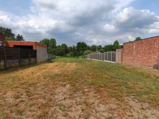 <p><strong>Bouwgrond voor halfopen bebouwing op ruim perceel van ca. 1.250 m²</strong></p>
<p>Deze uitzonderlijke <strong>bouwgrond voor halfopen bebouwing</strong> bevindt zich op een <strong>rustige, doodlopende straat</strong>, ideaal voor wie houdt van privacy, groen en een veilige woonomgeving. Met een <strong>perceeloppervlakte van ± 1.250 m²</strong>, een <strong>breedte van 14 meter</strong> en een <strong>diepte van 96 meter</strong>, biedt dit perceel alle ruimte voor een comfortabele woning met grote tuin, bijgebouwen of toekomstgerichte uitbreidingsmogelijkheden.</p>
<p>Het perceel, gekend onder <strong>perceelnummer 13011B0706/00M002</strong>, ligt in een aangename, verkeersluwe buurt waar rust en woonkwaliteit centraal staan. Dankzij de royale afmetingen en de halfopen bouwmogelijkheid vormt dit een ideale kans voor wie een woning wil realiseren op een ruim stuk grond met een uitstekende ligging.</p>
<p>Een unieke opportuniteit voor bouwers, gezinnen of investeerders die op zoek zijn naar een groot perceel in een rustige omgeving met mooie toekomstmogelijkheden.</p>
<p></p>