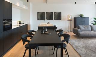 Dit ruim app. C20.109 (ca. 128 m²) op de 1ste verdieping ligt in de prachtige residentie Riverside. Het app. omvat een inkom met gastentoilet, berging, badkamer, apart toilet, 2 slpk., leefruimte met open keuken en O-gericht terras (ca. 34m²). Het appartement is voorzien van vloerverwarming, warmtepomp en handdoekradiators.<br />Bij elk app. hoort een ondergrondse autostaanplaats en/of garagebox. Deze dient apart bij aangekocht te worden. Verder kun je een kelderberging of oplaadpunt bijkopen.<br />Vrije keuze bij verschillende leveranciers voor de binnen afwerking (vloertegels, badkamer & keuken, etc.).<br />Meer info? Contacteer onze sales consultants Inge Vancluysen of Marisa Marasco op het nr. 011 41 33 23.