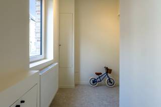 Deze woning is gelegen in een rustige straat nabij het centrum van Gent, de aansluiting met de verbindingswegen en scholen, winkels, openbaar vervoer, enz.<br />De woning werd net volledig gerenoveerd en is bijgevolg ook energiezuinig (LABEL B)<br />Indeling:<br />GV: inkomhal met fietsenberging of wasplaats of bureel, apart gastentoilet, open keuken met aanhorigheden, woonkamer, eetplaats, , ruime koer.<br />1eV: 1e ruime slaapkamer, badkamer met inloopdouche en bad, en dubbele wastafel. apart toilet<br />2eV: 2 ruime slaapkamers.<br /><br />Voor meer info of bezoek: contacteer CENTER OFFICE: 09 279 11 22 of info@centeroffice.be<br /><br />EPC:  193 kWh/m²/jaar.<br />Bruikbare vloeroppervlakte: 109 m2 (opgemeten volgens EPC)<br />Asbestattest:  de woning is VOLLEDIG ASBESTVRIJ.<br />Elektriciteit volledig conform met bijhorende schema's en plannen<br />Stedenbouwkundige inlichtingen: in aanvraag 17 april 2026