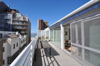 Instapklaar penthouse met een zeer ruim terras ( 20m²) en zijdelings zeezicht rustig gelegen op een boogscheut van de zee en het commercieel centrum.<br /><br />Indeling: Lichtrijke leefruimte met een gevelbreedte van 9 meter bestaande uit een salon en eetkamer beiden uitgevend op het ruim zonneterras. Keuken voorzien van alle comfort. Aparte berging voorzien van een aansluiting voor het plaatsen van een wasmachine. Twee zeer ruime slaapkamers. Twee douchekamers. Apart toilet. <br /><br />Mogelijkheid tot aankoop van een staanplaats in de residentie.