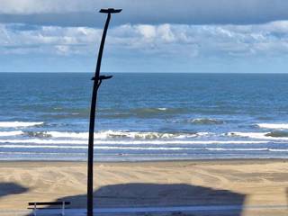 INSTAPKLAAR &amp; GEZELLIG 2 SLAAPKAMER APPARTEMENT MET ZIJDELINGS ZEEZICHT GELEGEN OP EEN BOOGSCHEUT VAN HET STRAND EN HET CENTRUM VAN DE PANNE<br />Bestaande uit een lichtrijke living met zijdelings zeezicht, compleet ingerichte open keuken, 2 slaapkamers beide met lavabo, badkamer met inloopdouche, dubbele lavabo en apart toilet. Wordt gemeubeld verkocht. Kelder inbegrepen. Elektriciteit in conformiteit. U vindt meer informatie op onze eigen website, www.immocattaert.be, onder de rubrieken "kenmerken &amp; documenten". Zeker een bezichtiging waard. Ideaal als tweede verblijf en/of om er te wonen wegens lage syndicuskosten en/of als investering om te verhuren. Bezichtigingen enkel op afspraak.