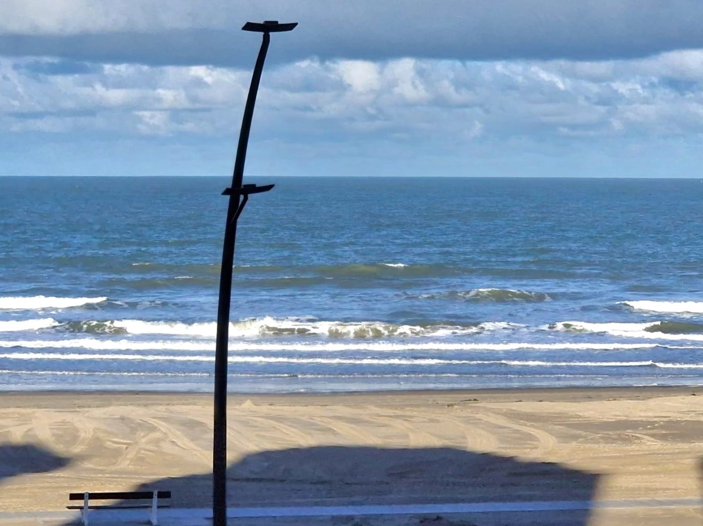 INSTAPKLAAR &amp; GEZELLIG 2 SLAAPKAMER APPARTEMENT MET ZIJDELINGS ZEEZICHT GELEGEN OP EEN BOOGSCHEUT VAN HET STRAND EN HET CENTRUM VAN DE PANNE - foto 1