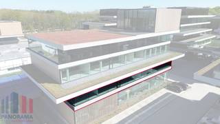 Bent u op zoek naar een unieke kantoorruimte op een <strong>toplocatie met onmiddellijke verbinding naar belangrijke snelwegen</strong>? Dan is deze kantoorruimte van 619 m² op de 1ste verdieping van de innovatieve en <strong>hypermoderne bedrijvencampus 'O-Forty' </strong>precies wat u zoekt. Gelegen naast op- en afrit 9 Oostkamp én met visibiliteit langs de E40 biedt deze ruimte een uitstekende bereikbaarheid.<br /><br />De kantoren zijn casco+ afgewerkt met klimaatplafond en tapijttegels. U kunt ook gebruik maken van de gemeenschappelijke refter/ontspanningsruimte en extra vergadermogelijkheden (en seminarie ruimtes) in toren 'B'. <br /><br />Deze bedrijvencampus biedt nog vele andere voordelen, zoals een event space, coworking space, foodbar, fitness, padel, badgesysteem, pakjesmuur en ruime boven en ondergrondse parkeermogelijkheden. Onmiddellijk beschikbaar!<br /><br />Neem contact op met<strong> PANORAMA B2B</strong> voor bijkomende inlichtingen, plannen of een vrijblijvend plaatsbezoek via <strong>0479 70 70 73</strong>.